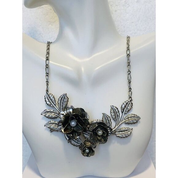 Vintage Silver Tone Black Flower Pearl Inset Pendant Chain Statement Necklace - Picture 3 of 4